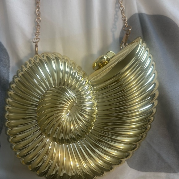 Gold Chain Shoulder Bag - Picture 3 of 4